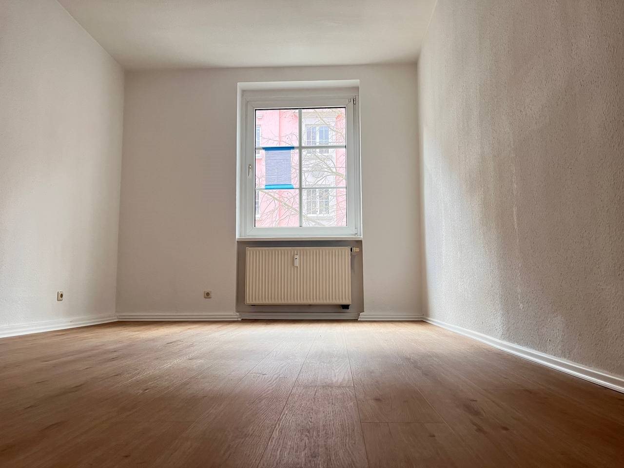 Sauberer heller Wohnraum nach der Auffrischung