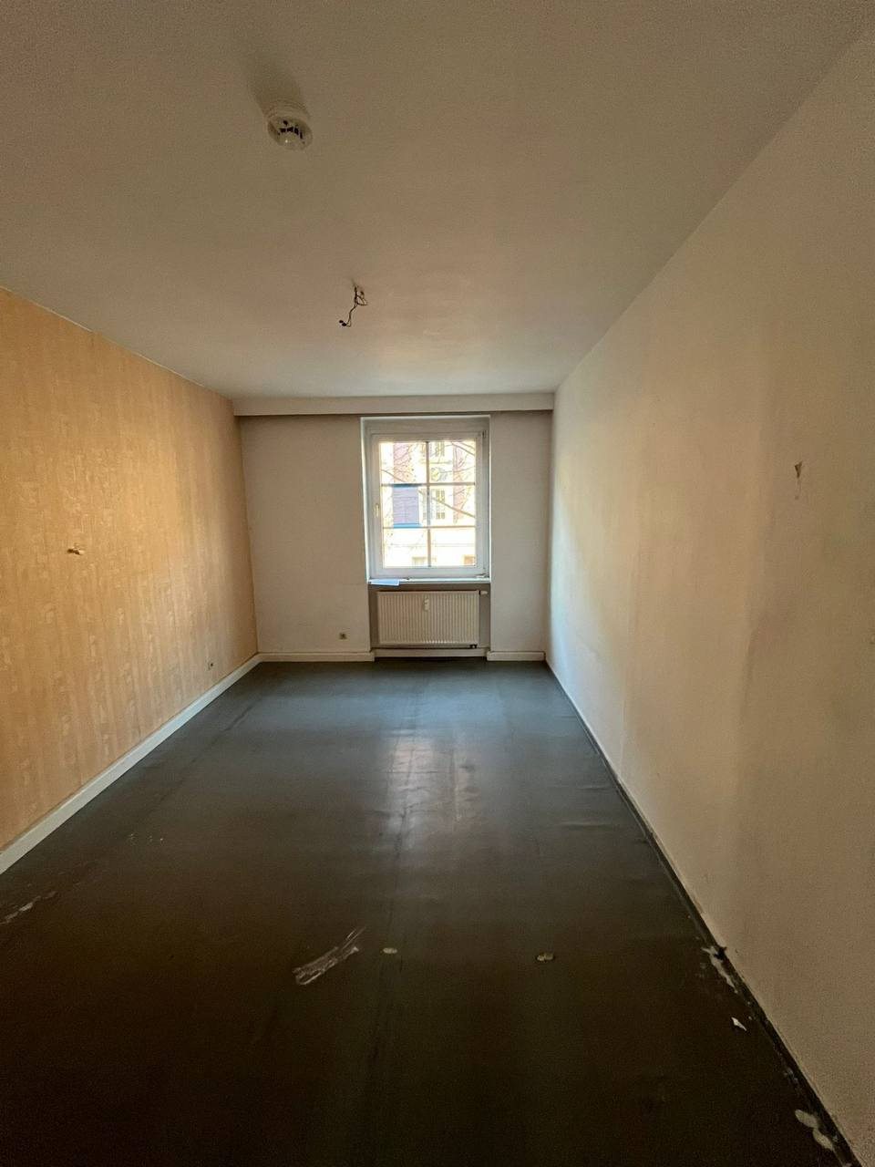 Leerer Raum mit normalen Gebrauchsspuren