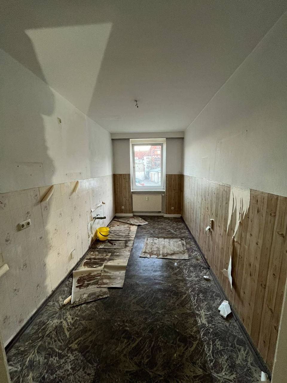Raum mit alten Wandbelägen und altem Boden