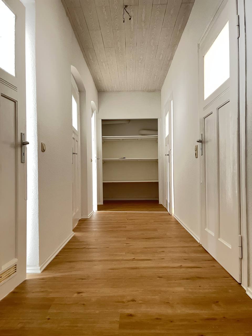 Fertig renovierter Wohnungsflur