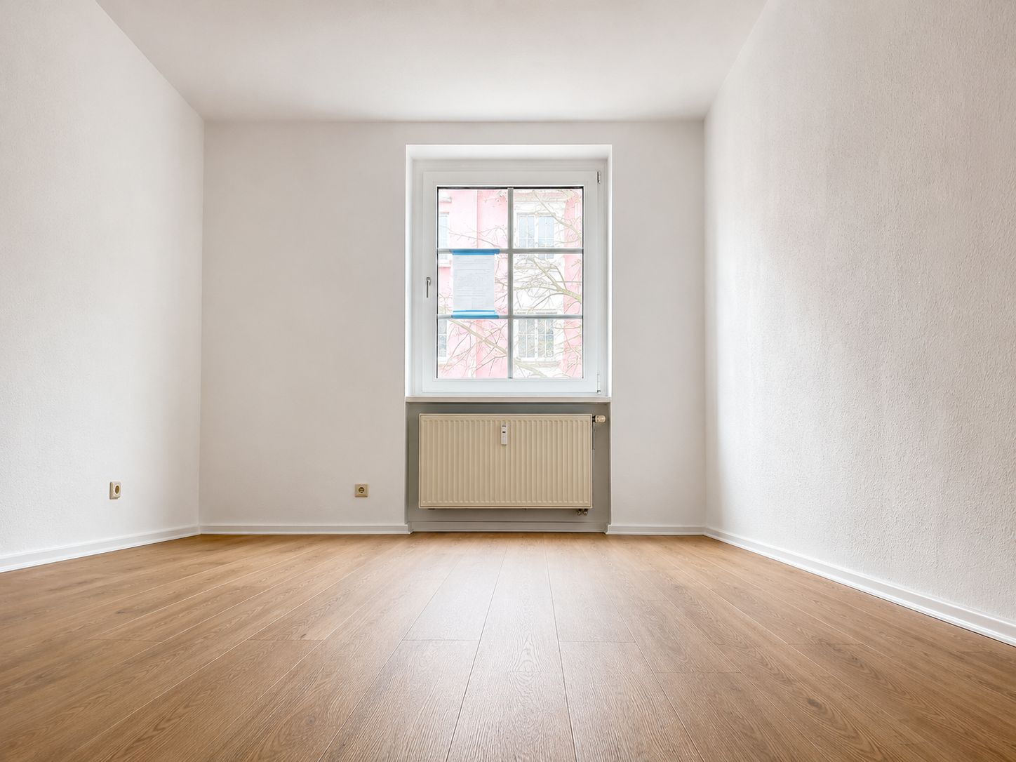 Heller renovierter Wohnraum eines IRIVA-Projekts