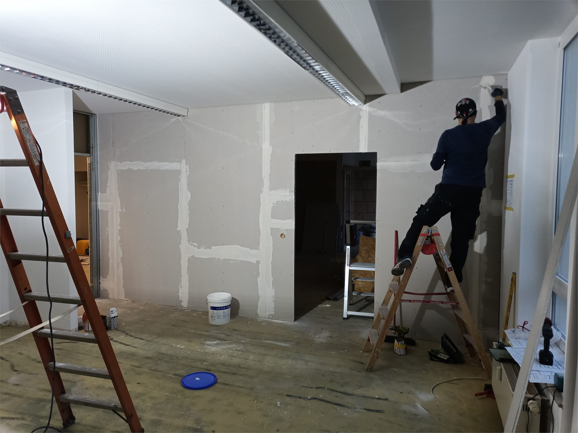 Handwerker bei Spachtelarbeiten