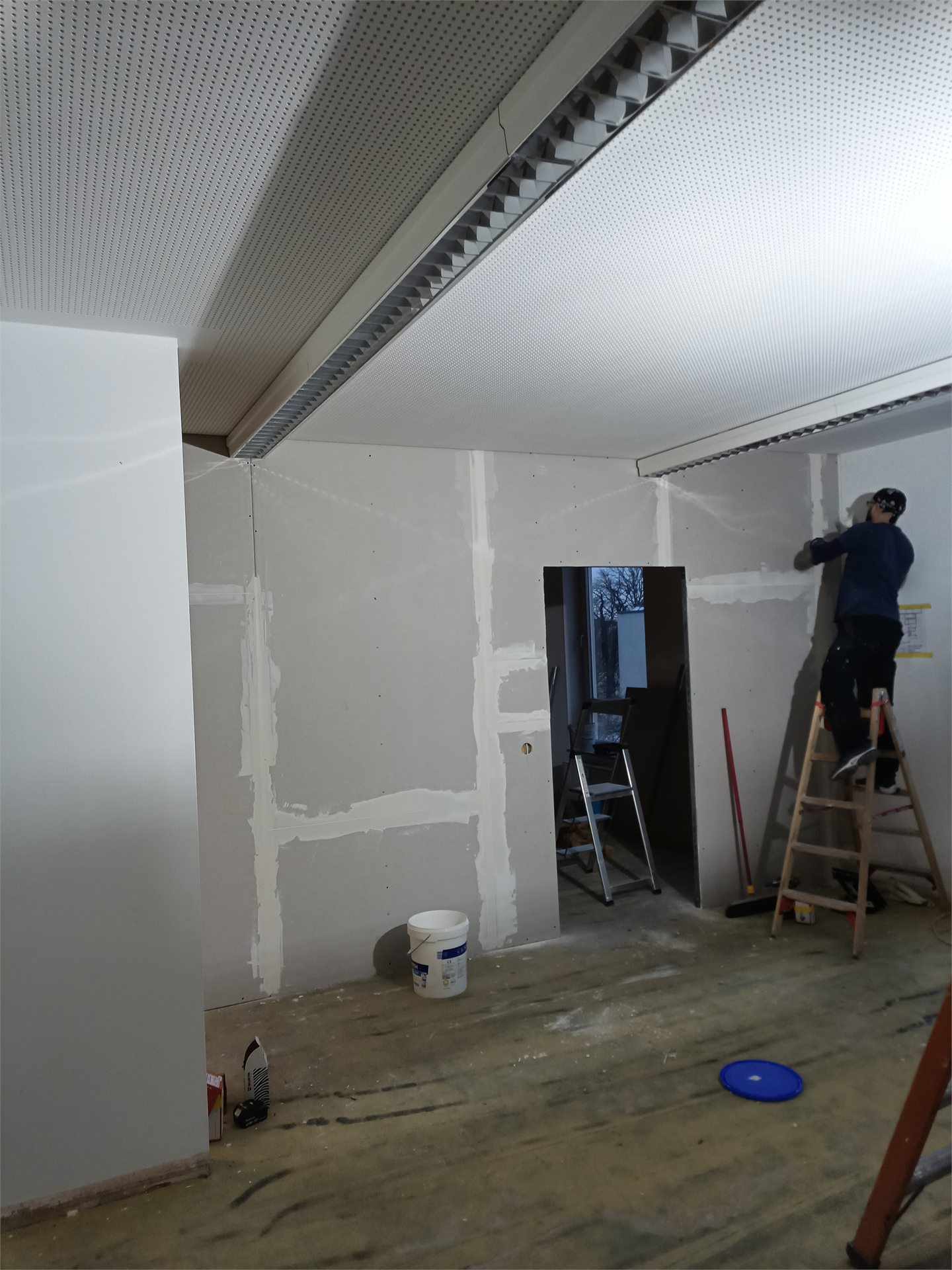 Spachtelarbeiten an einer Wand