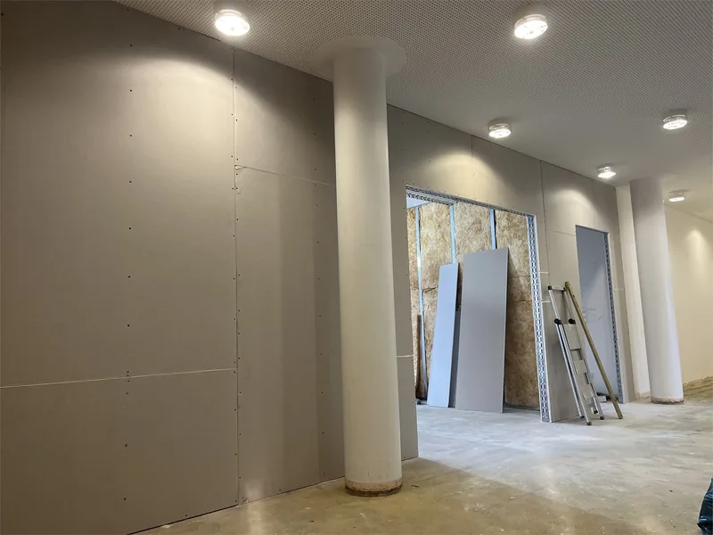 Trockenbauwand während der Beplankung